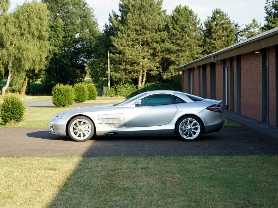 Image 13/18 of Mercedes-Benz SLR McLaren (2005)