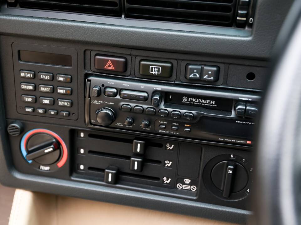 Image 12/38 of BMW 325i (1992)