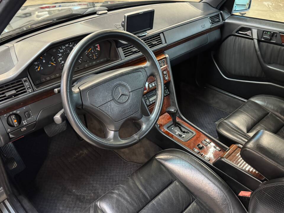 Image 10/14 of Mercedes-Benz E 500 (1994)