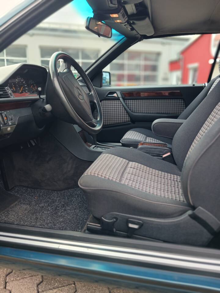 Image 9/29 of Mercedes-Benz E 200 (1995)