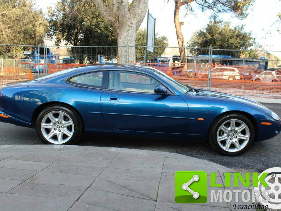 Image 2/16 of Jaguar XK8 4.0 (1997)