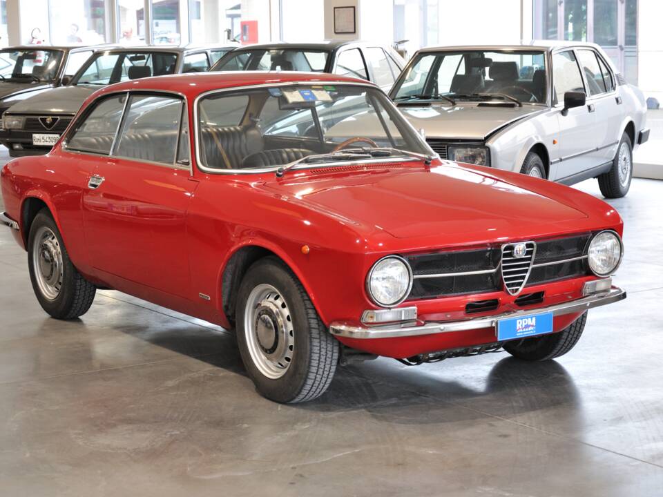 Imagen 2/43 de Alfa Romeo Giulia GT 1300 Junior (1971)
