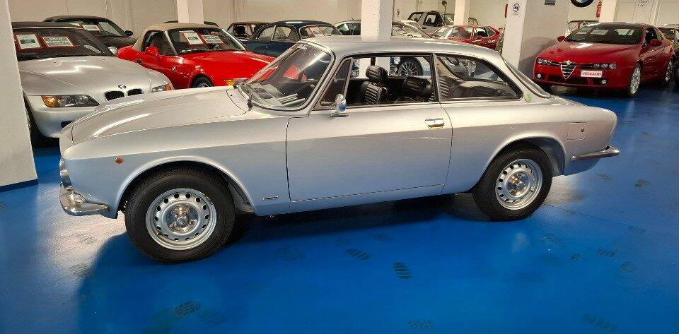 Image 15/37 of Alfa Romeo Giulia GT 1300 Junior (1975)