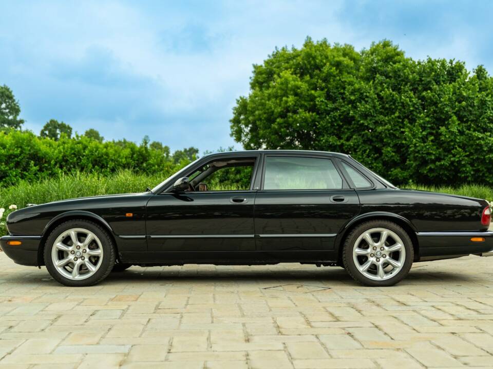 Image 5/50 of Jaguar XJR 4.0 (2000)