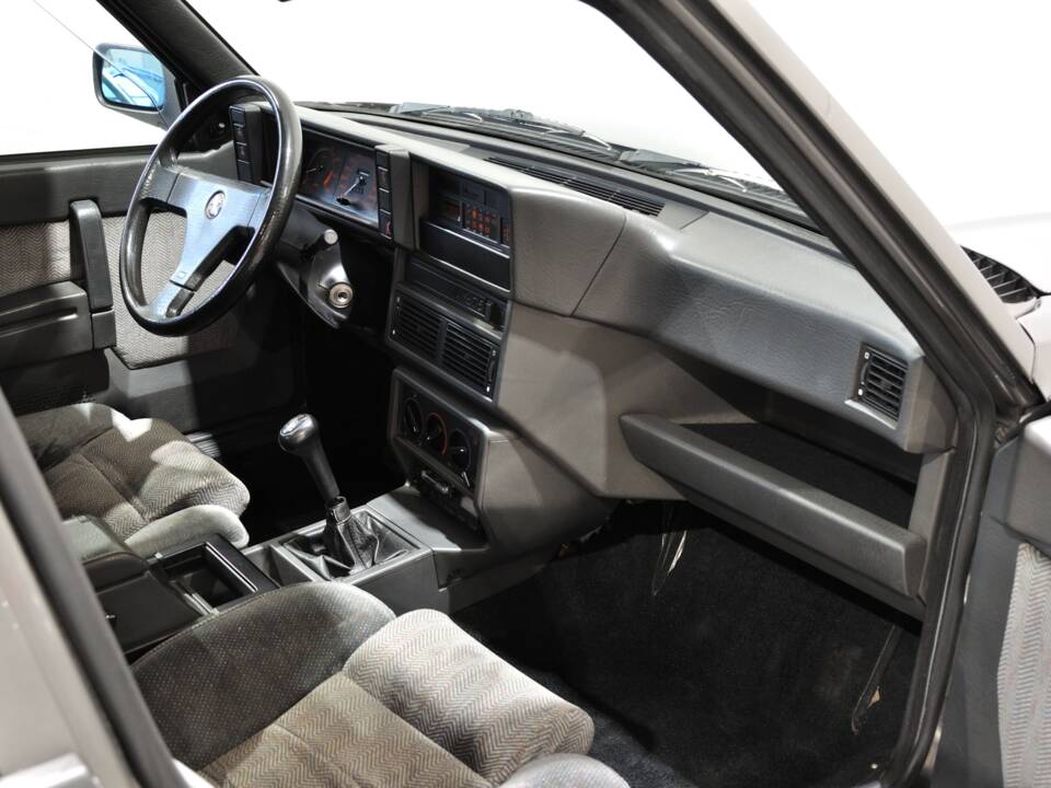 Bild 29/34 von Alfa Romeo 75 2.0 Twin Spark (1988)