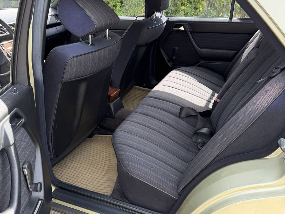 Bild 13/19 von Mercedes-Benz 200 D (1984)