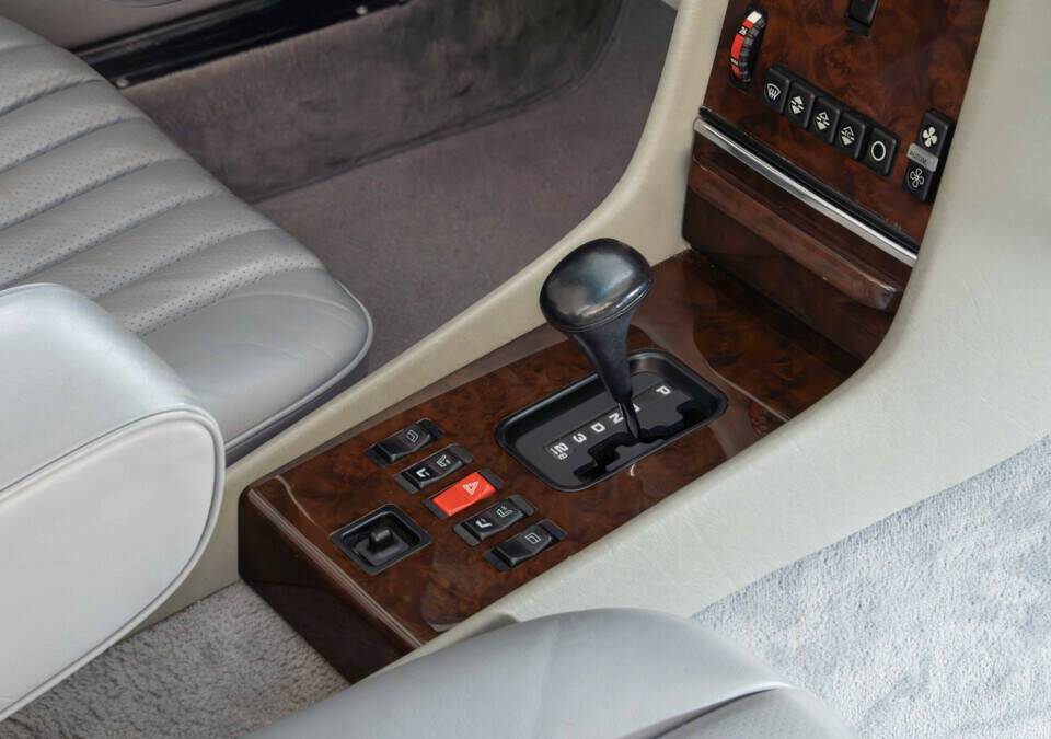 Image 20/29 of Mercedes-Benz 560 SL (1987)