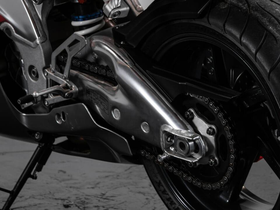 Image 9/32 of Aprilia RSV 1000 R (1999)