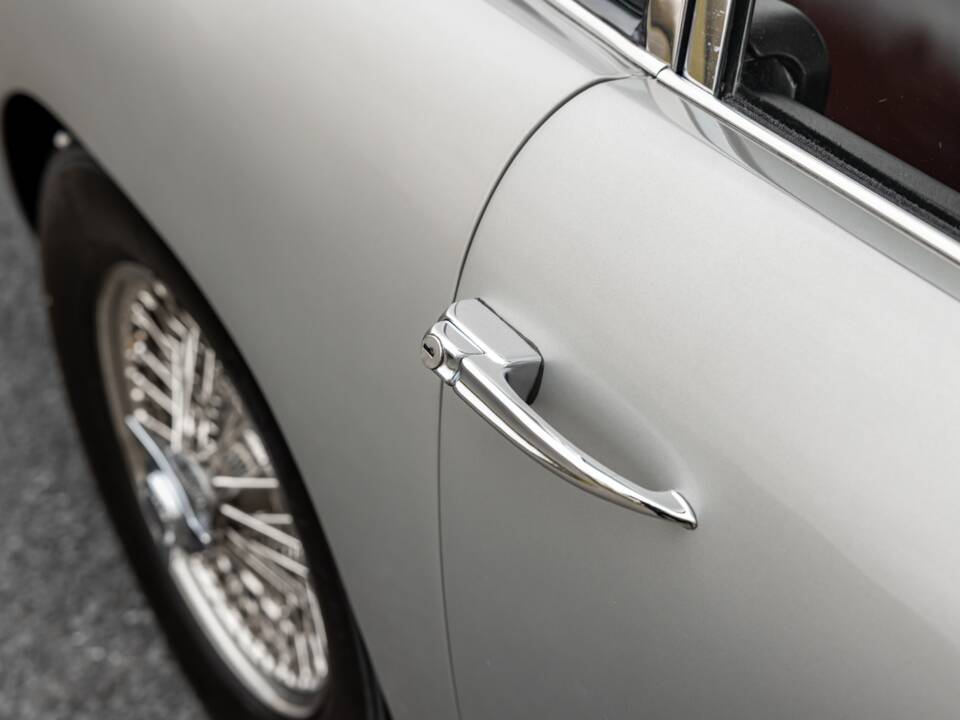 Immagine 22/74 di Aston Martin DB 5 Vantage (1964)