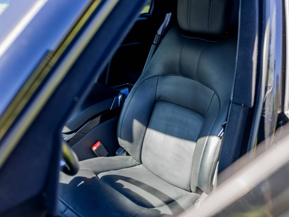 Image 21/49 of Land Rover Range Rover V8 Armoured (2022)