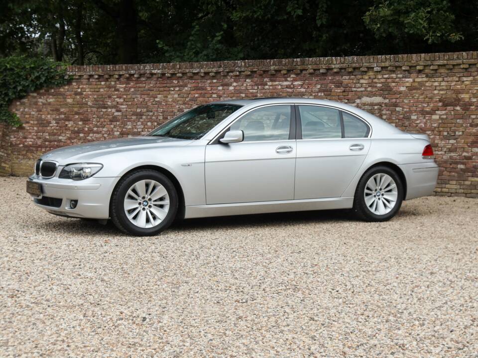 Immagine 19/50 di BMW 750i (2007)