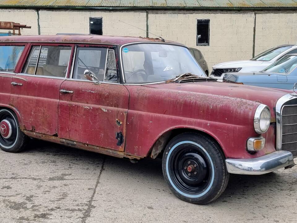 Image 1/31 of Mercedes-Benz 230 S Universal (1966)