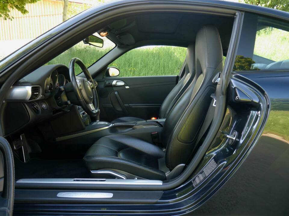 Image 18/33 of Porsche 911 Carrera S (2005)