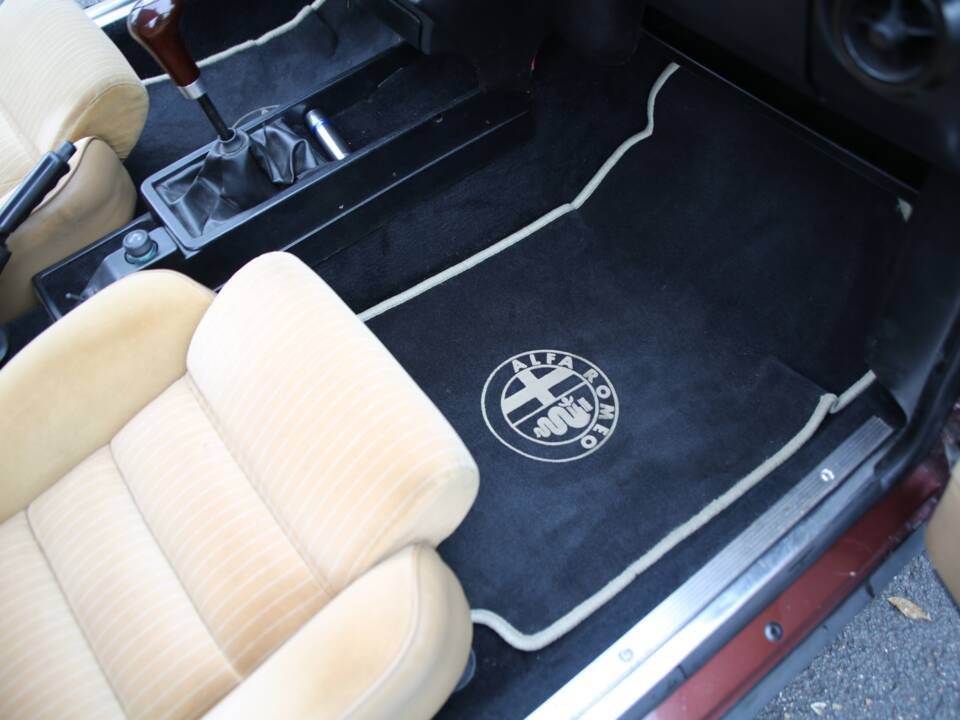 Immagine 13/30 di Alfa Romeo GTV 6 2.5 (1985)