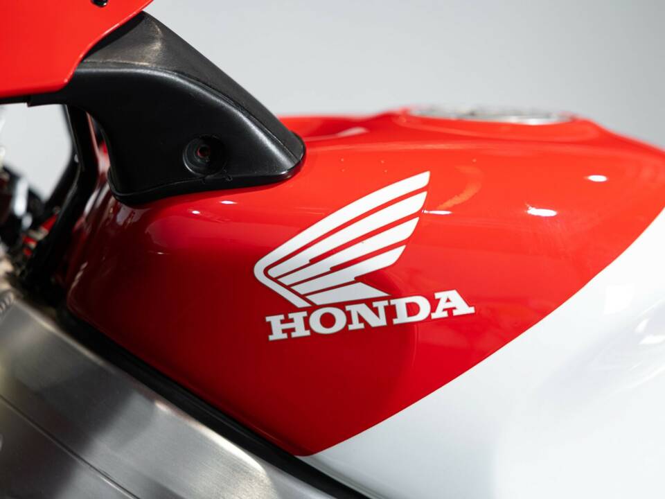 Image 28/42 de Honda RVF 750 (1994)