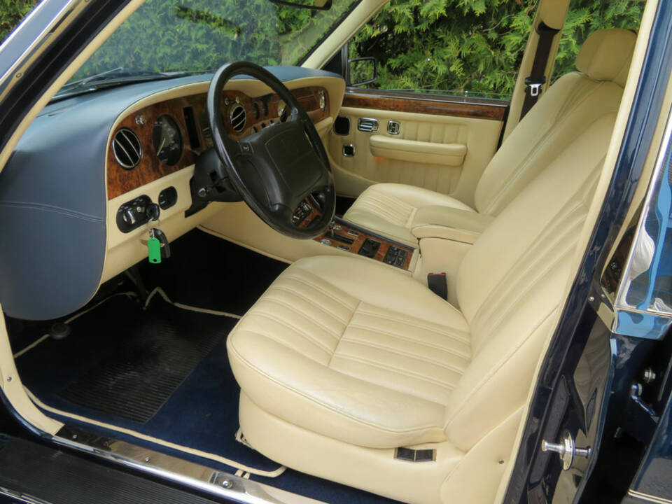 Image 4/19 of Bentley Brooklands R LWB (1997)