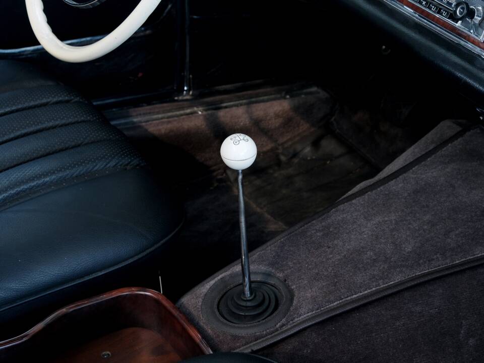Image 48/49 of Mercedes-Benz 220 SE b (1962)