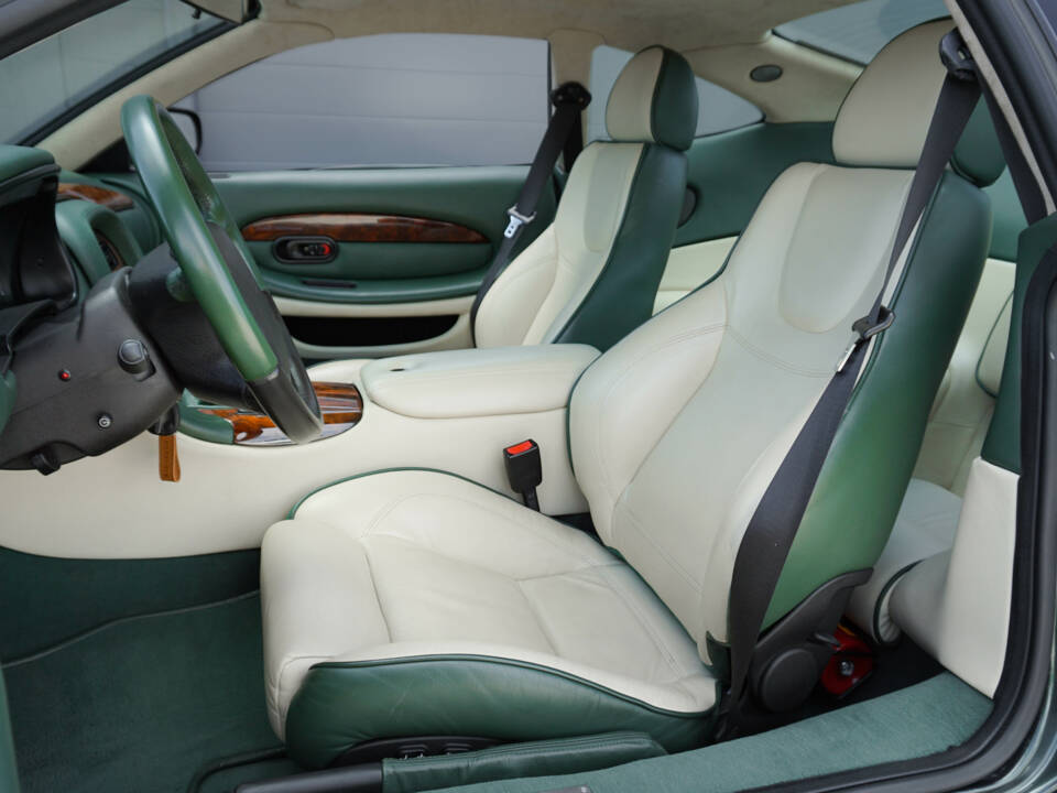 Image 12/40 of Aston Martin DB 7 Vantage (2000)