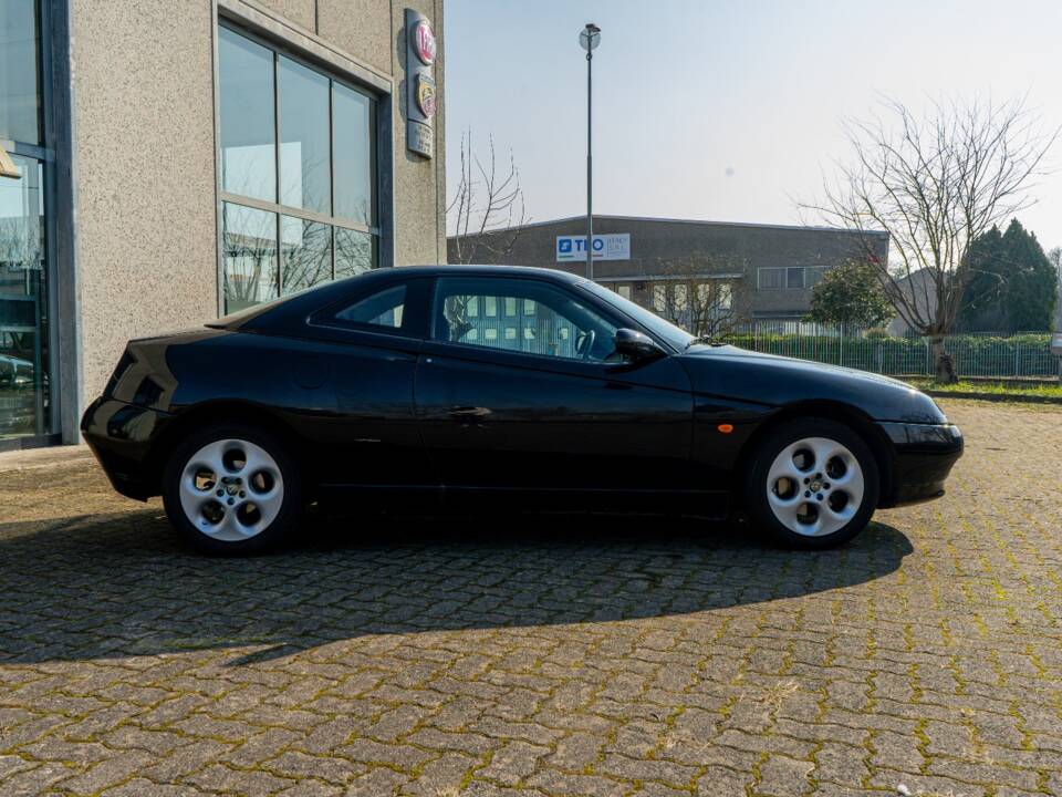 Immagine 2/6 di Alfa Romeo GTV 1.8 Twin Spark (1999)