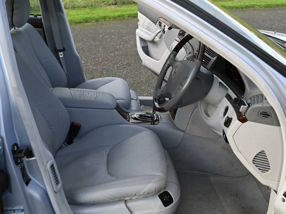 Image 36/50 de Mercedes-Benz S 500 L (2001)