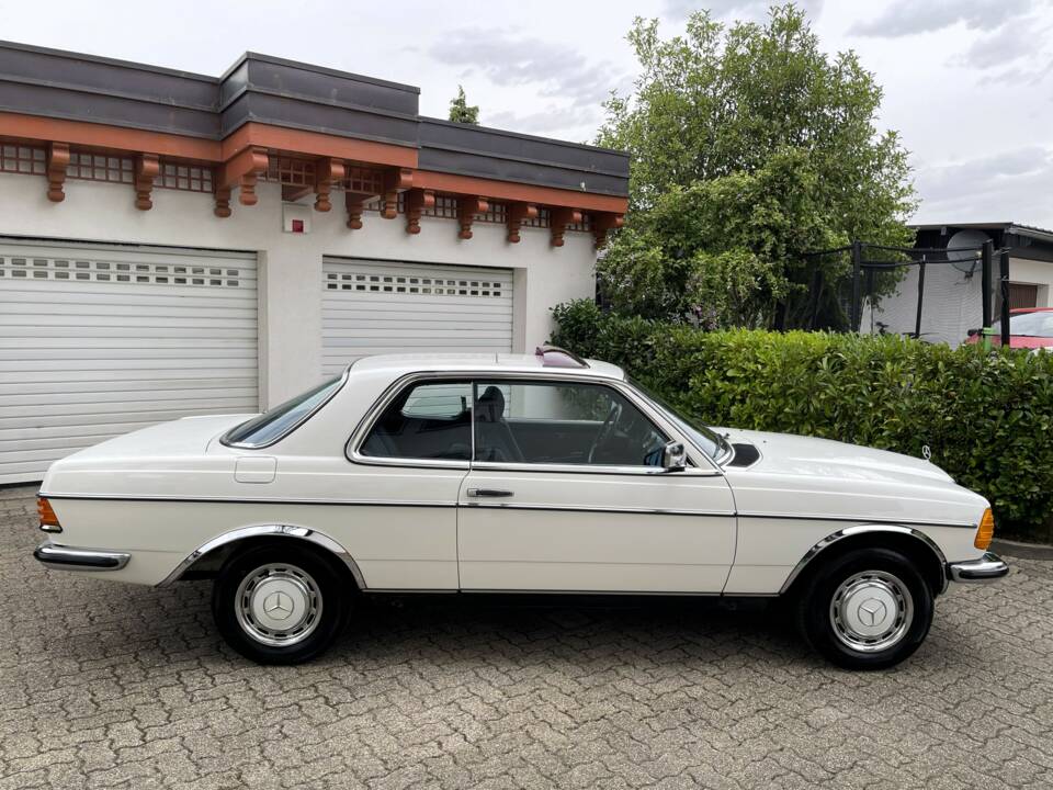 Image 4/24 de Mercedes-Benz 230 CE (1985)