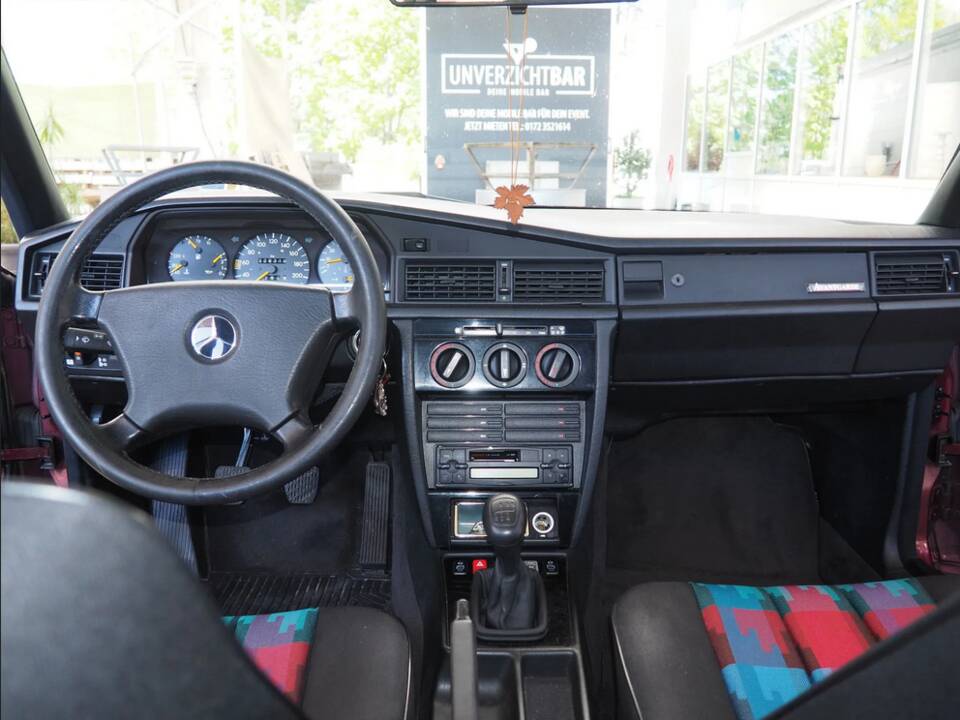 Image 54/137 of Mercedes-Benz 190 E 1.8 Avantgarde &quot;Rosso&quot; (1992)