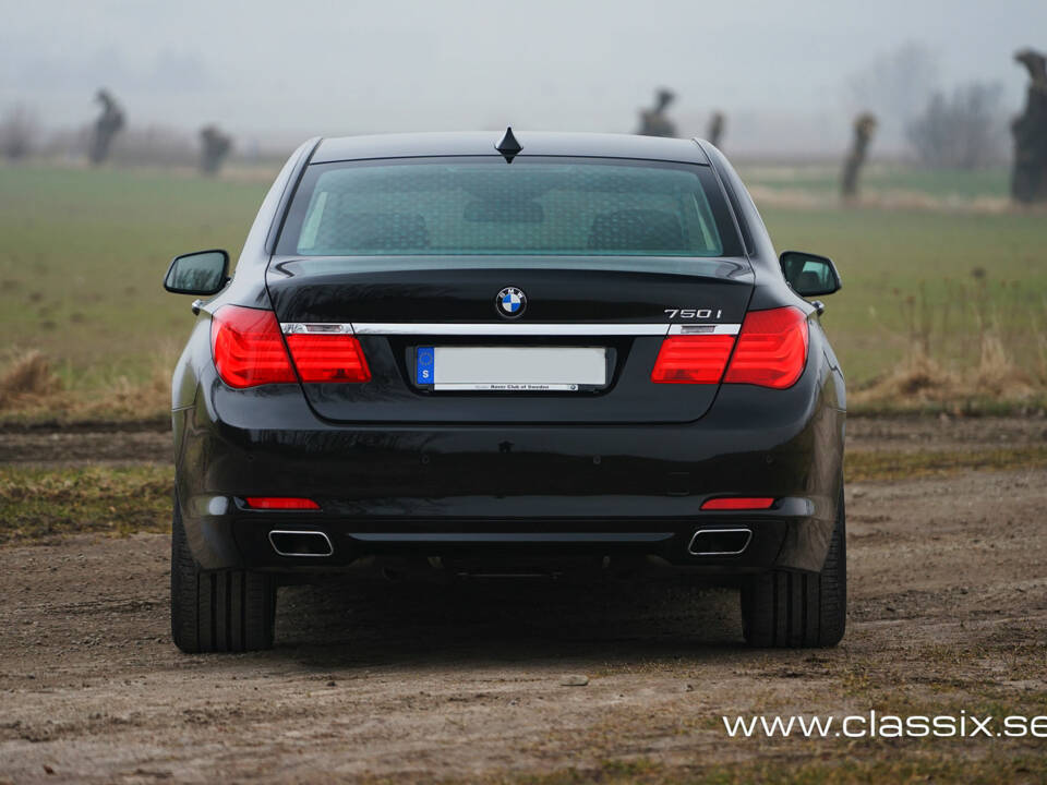 Image 16/23 of BMW 750i (2009)