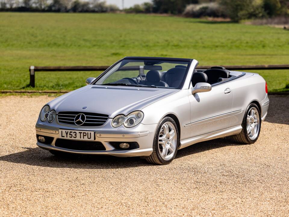 Image 18/50 of Mercedes-Benz CLK 55 AMG (2003)