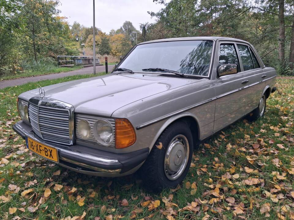 Bild 4/8 von Mercedes-Benz 230 E (1982)