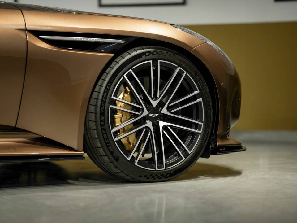 Bild 42/51 von Aston Martin DB12 Volante (2024)