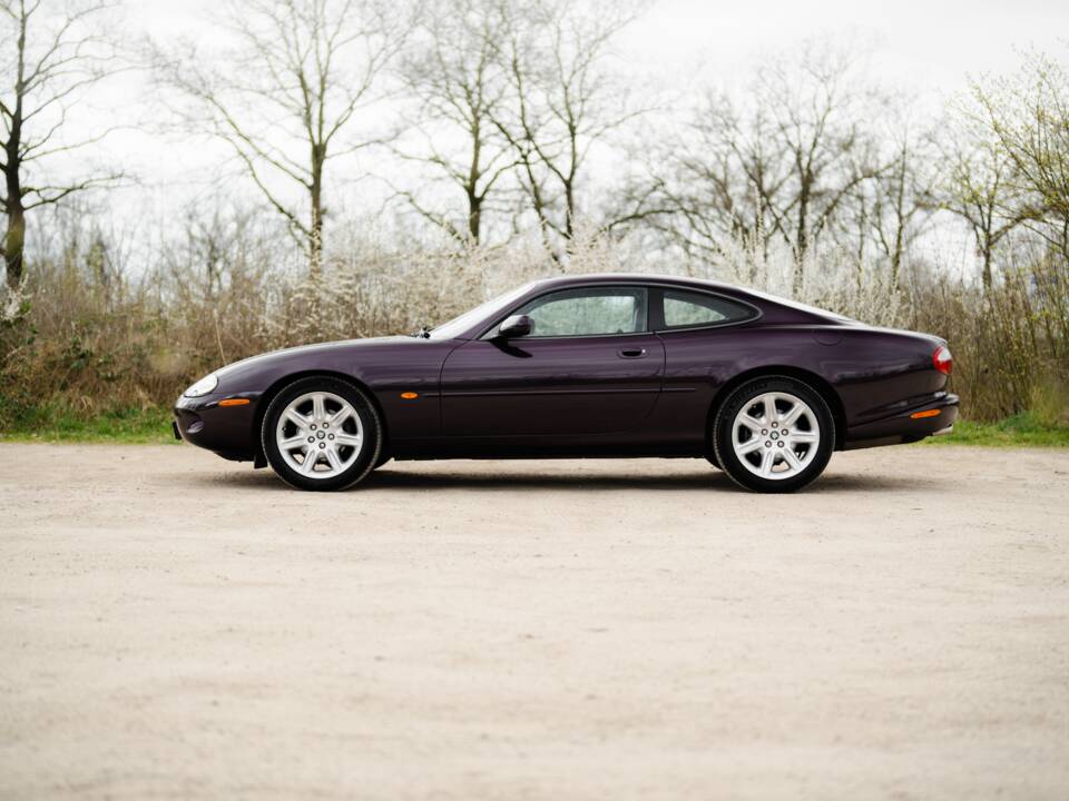 Image 12/42 of Jaguar XK8 4.0 (1999)