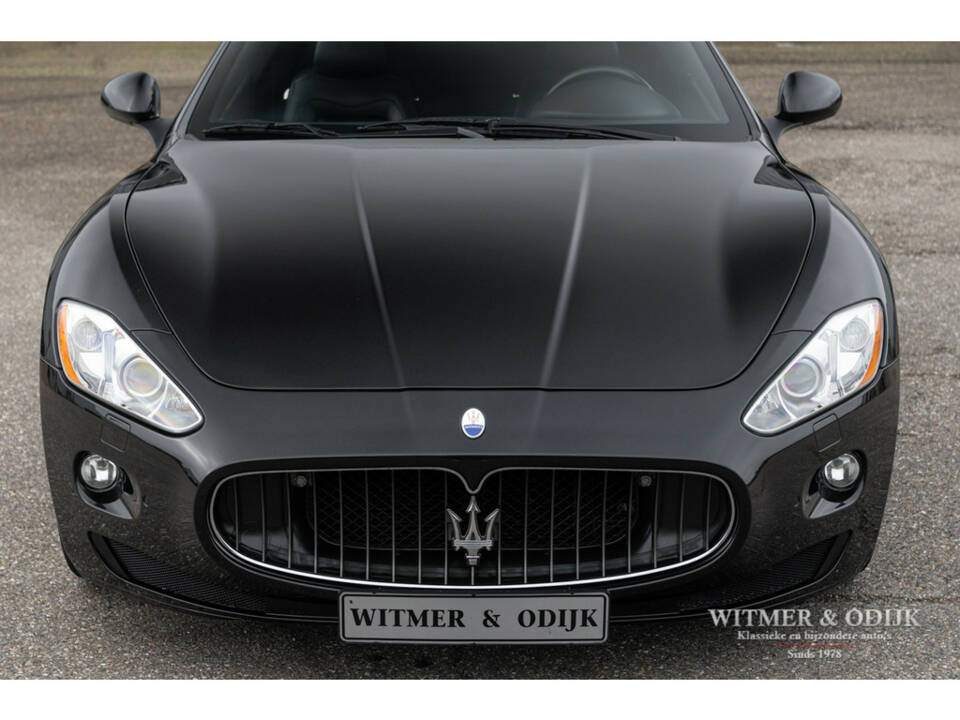 Image 13/42 of Maserati GranTurismo S (2011)