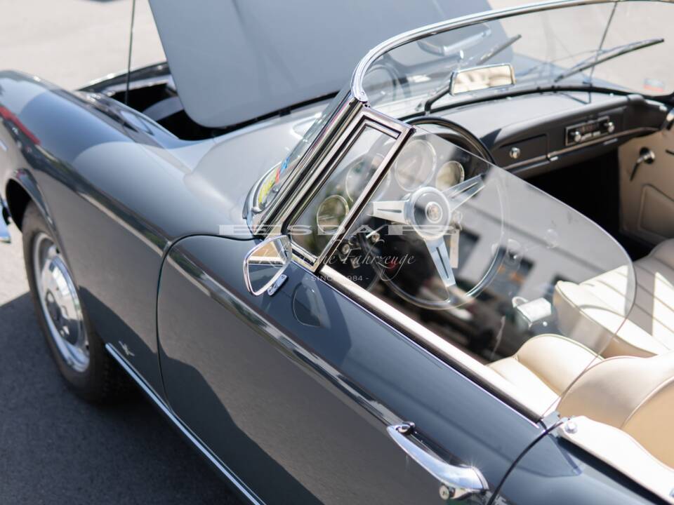 Image 26/31 of Alfa Romeo 2600 Spider (1963)