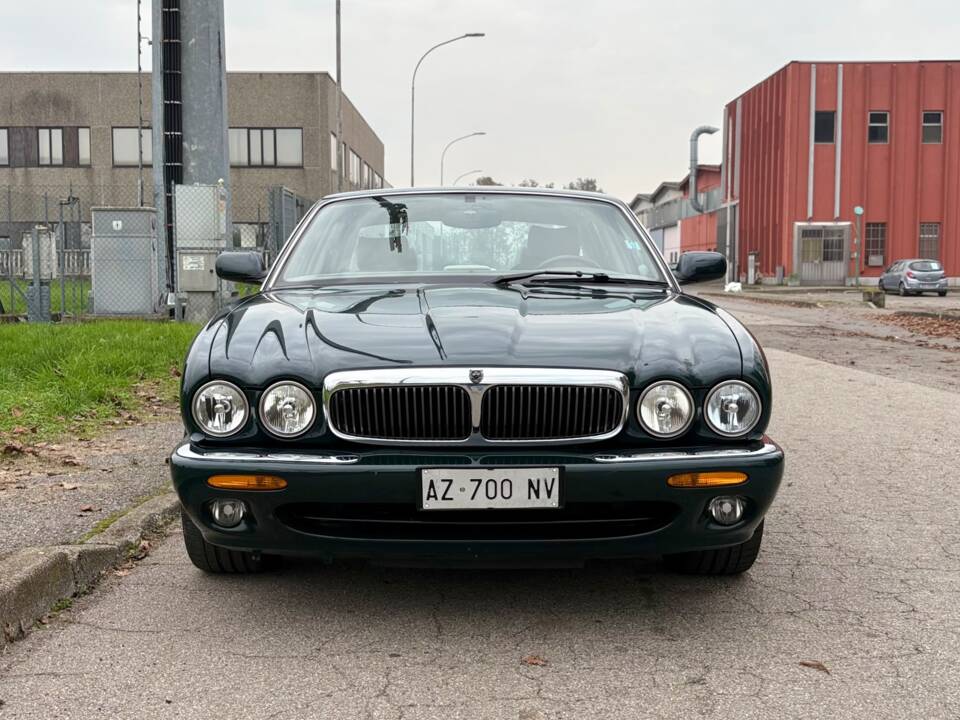 Immagine 2/14 di Jaguar XJ 8 Executive (1998)
