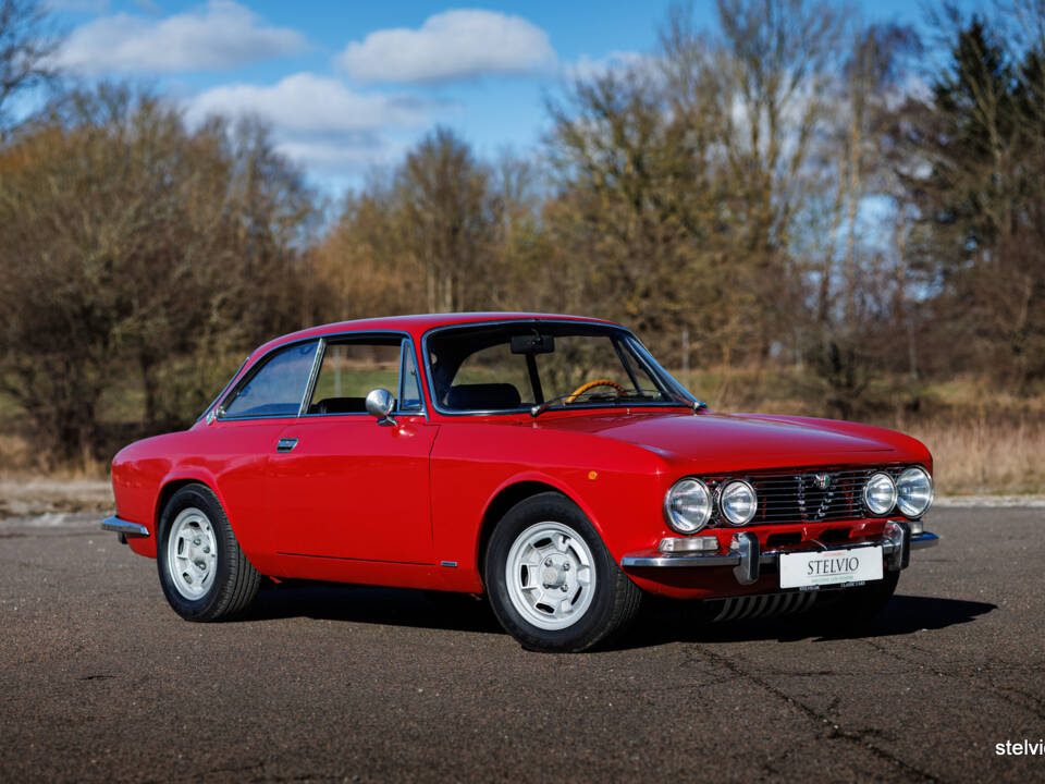 Image 7/43 of Alfa Romeo 2000 GT Veloce (1972)