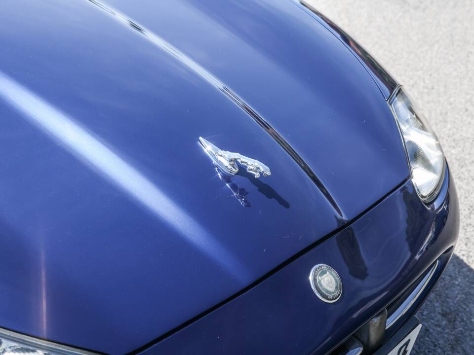 Image 23/36 of Jaguar XK8 4.0 (2001)