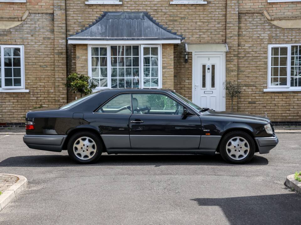 Image 19/37 of Mercedes-Benz E 320 (1995)