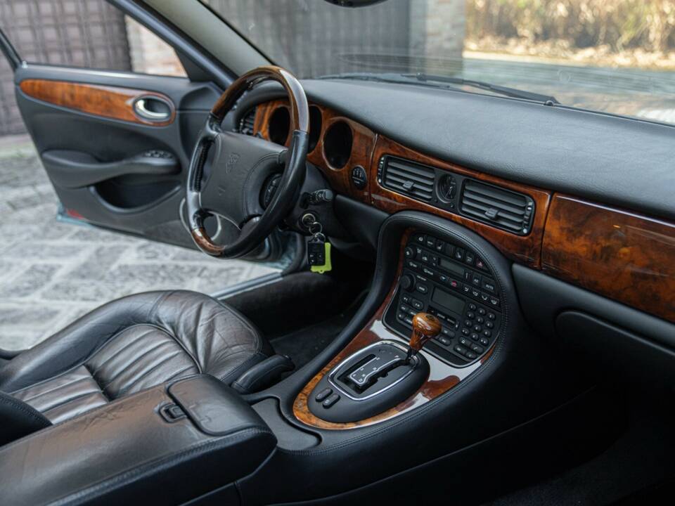 Bild 31/50 von Jaguar XJ 8 Executive (1997)