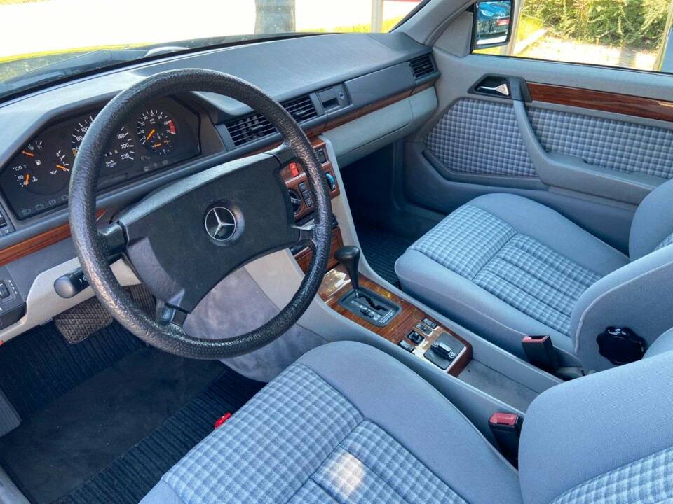 Immagine 13/18 di Mercedes-Benz 230 CE (1991)
