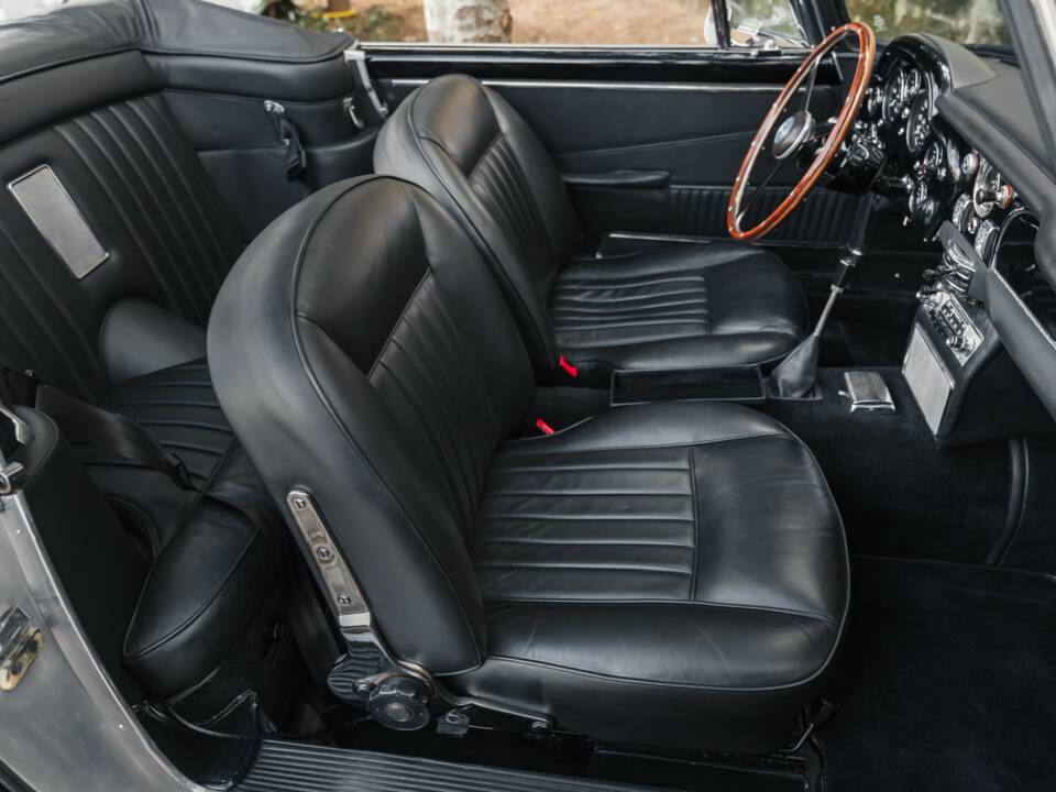 Image 8/33 of Aston Martin DB 5 Volante (1964)