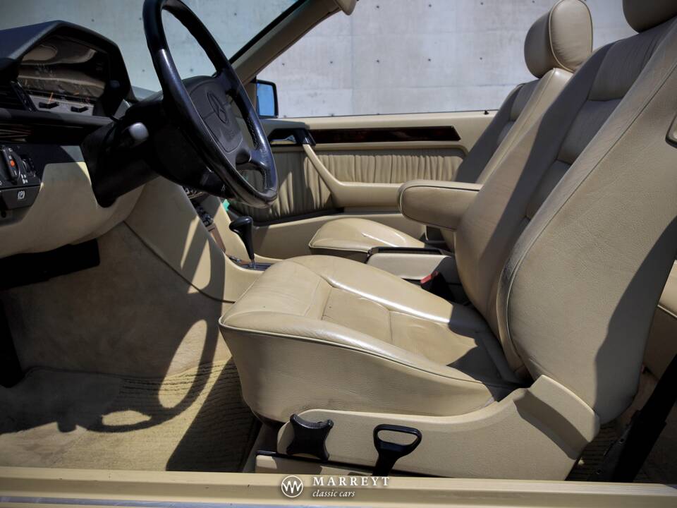 Bild 55/79 von Mercedes-Benz E 220 (1996)