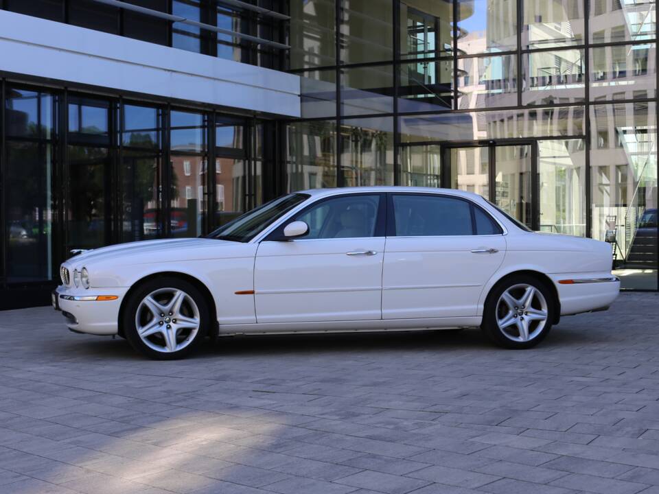Imagen 4/77 de Jaguar XJ 8 4.2 (2005)