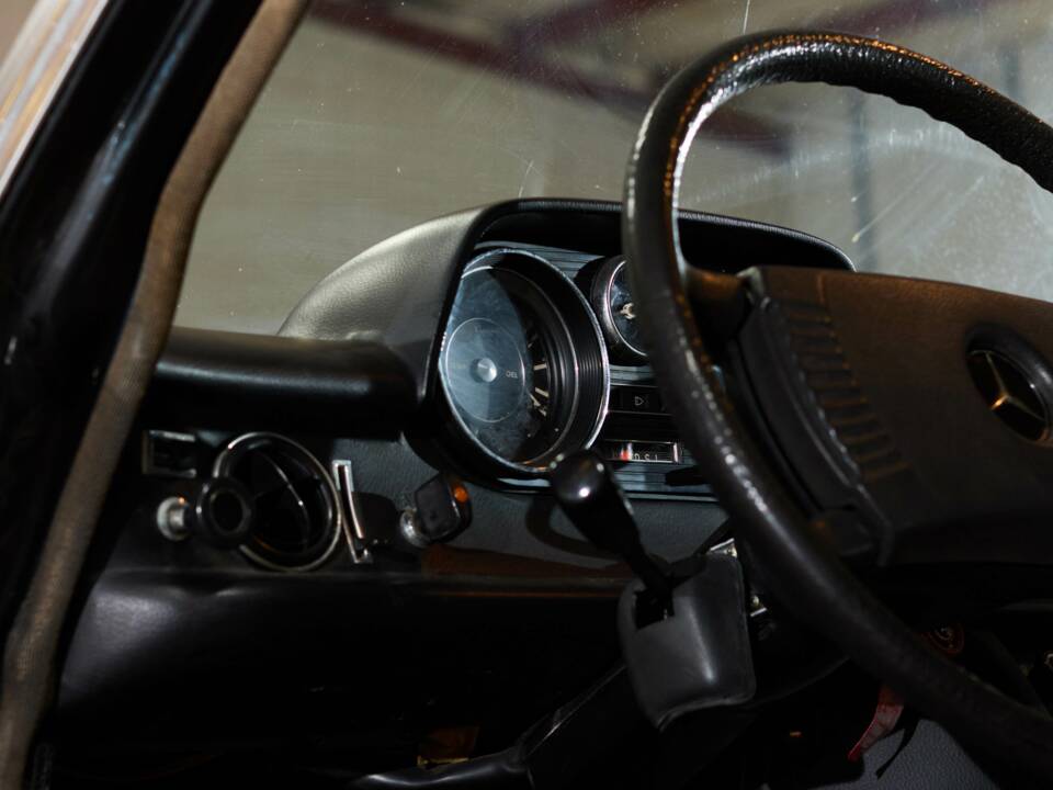 Image 30/64 of Mercedes-Benz 230/6 LWB (1976)