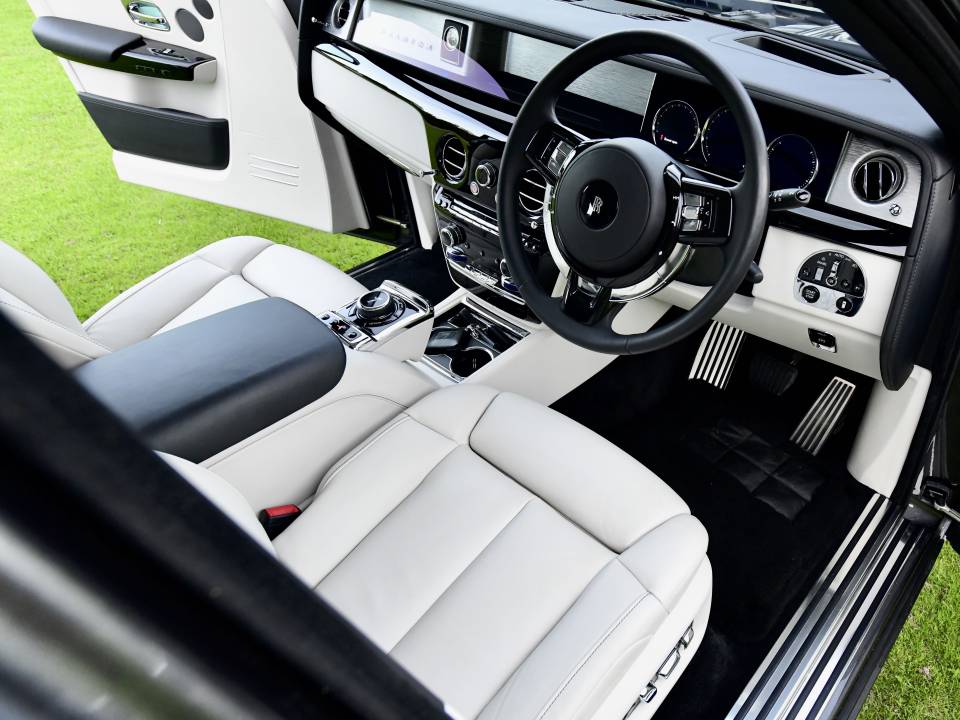Image 9/50 of Rolls-Royce Phantom VIII (2020)