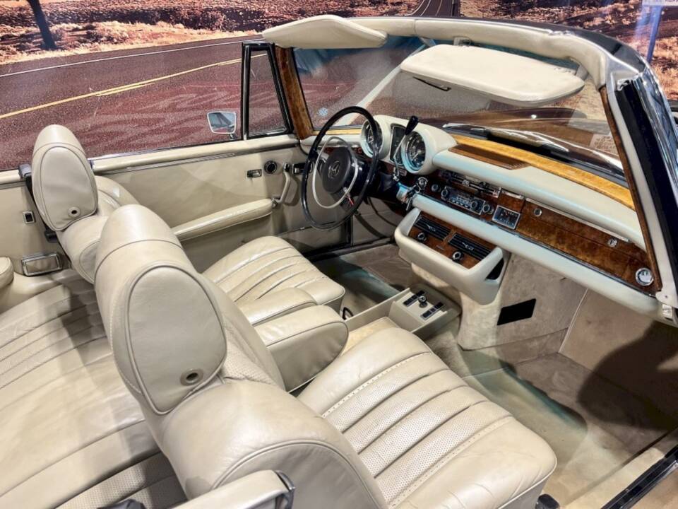 Image 19/38 de Mercedes-Benz 280 SE (1971)