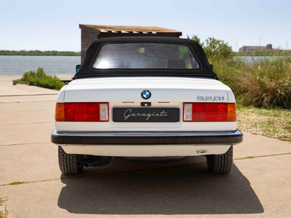 Image 42/70 of BMW 320i (1990)