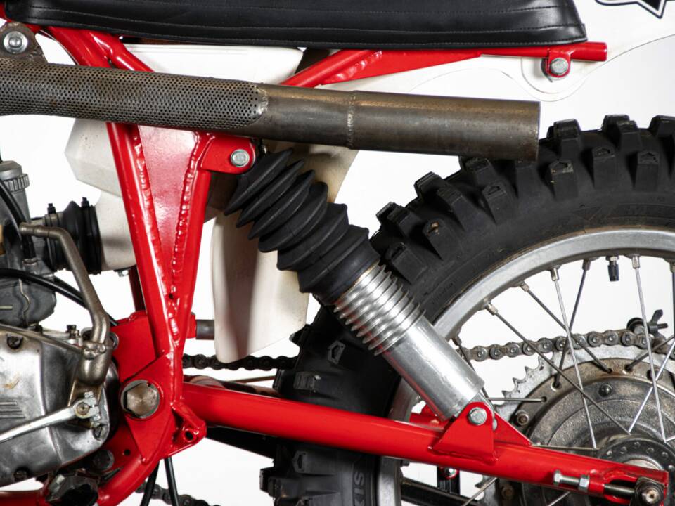 Image 18/50 of CZ 250 (1977)