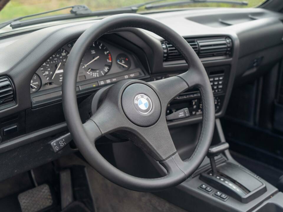 Bild 5/6 von BMW 325i (1987)