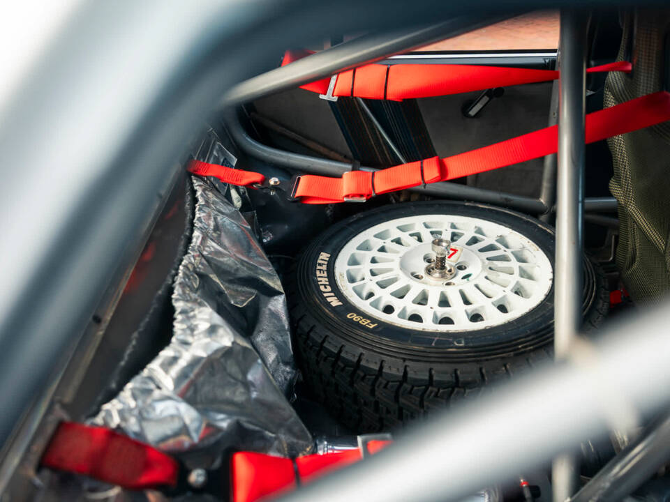 Image 14/28 of Lancia Delta HF Integrale Evoluzione I (1991)