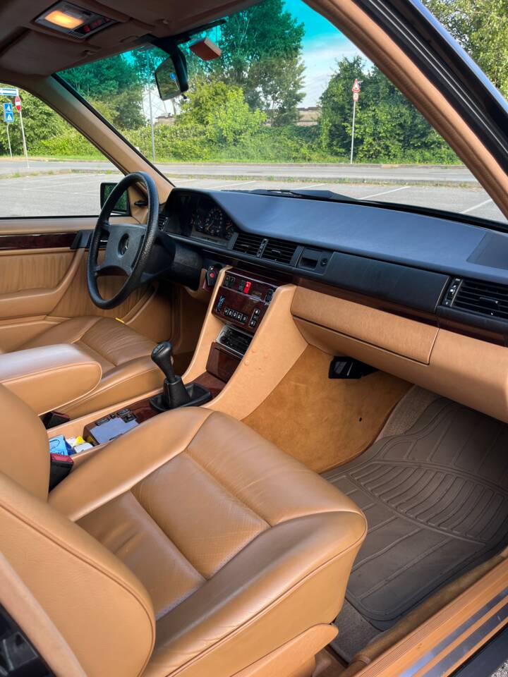 Bild 8/25 von Mercedes-Benz 300 E-24 (1991)